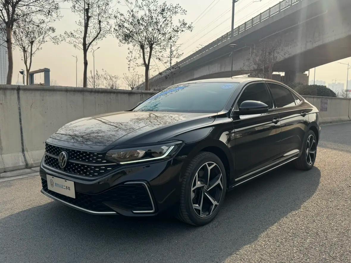 Volkswagen Passat 2025 г. 12259 км.