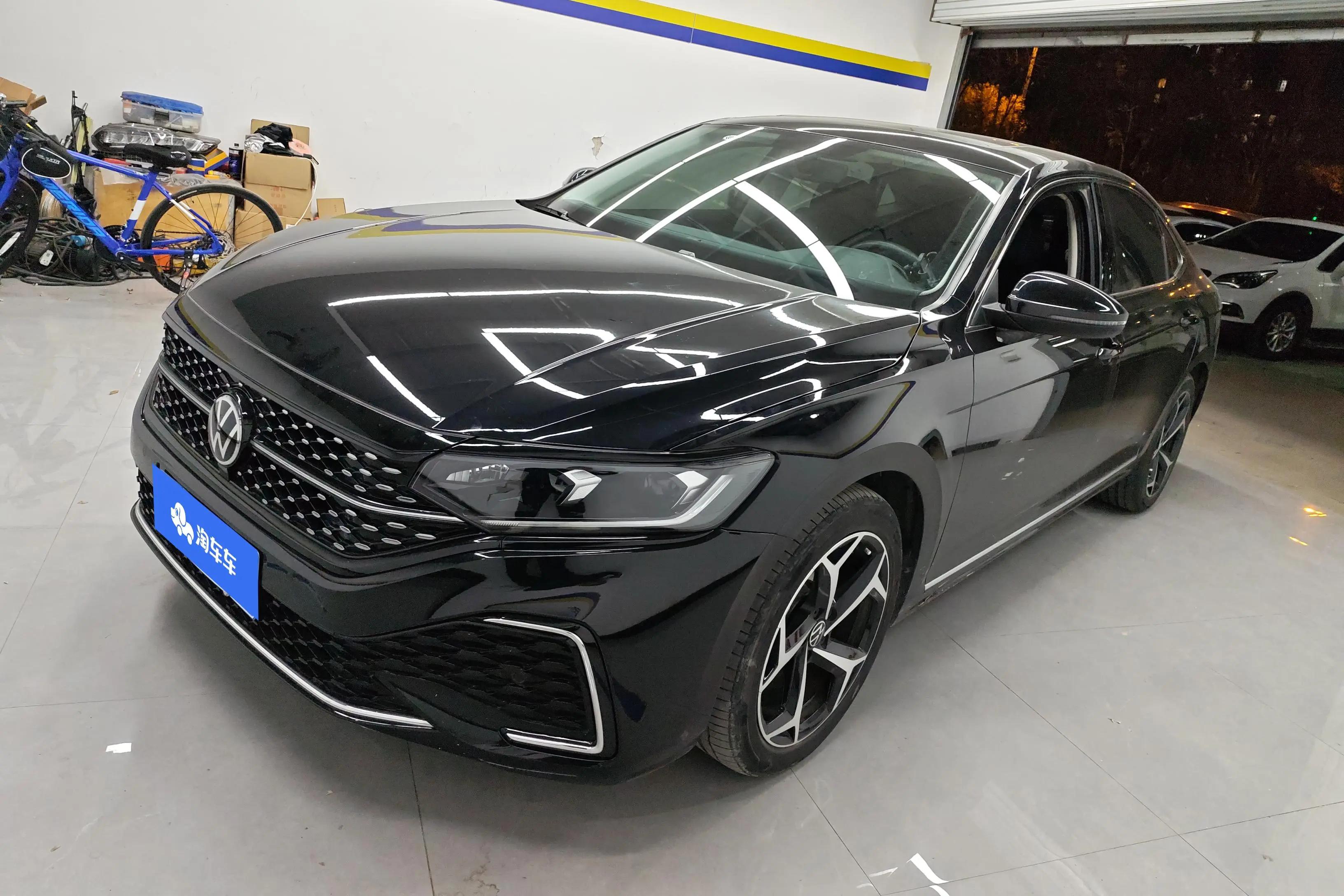 Volkswagen Passat 2024 г. 32456 км.