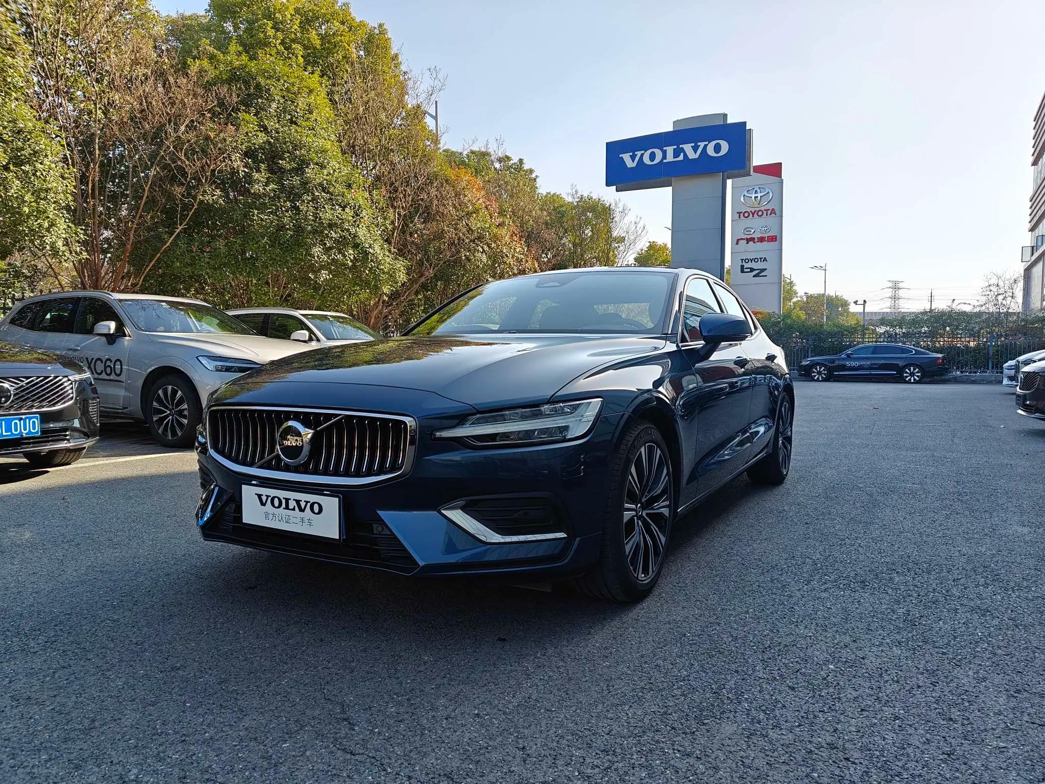 Volvo S60 2025 г. 5128 км.