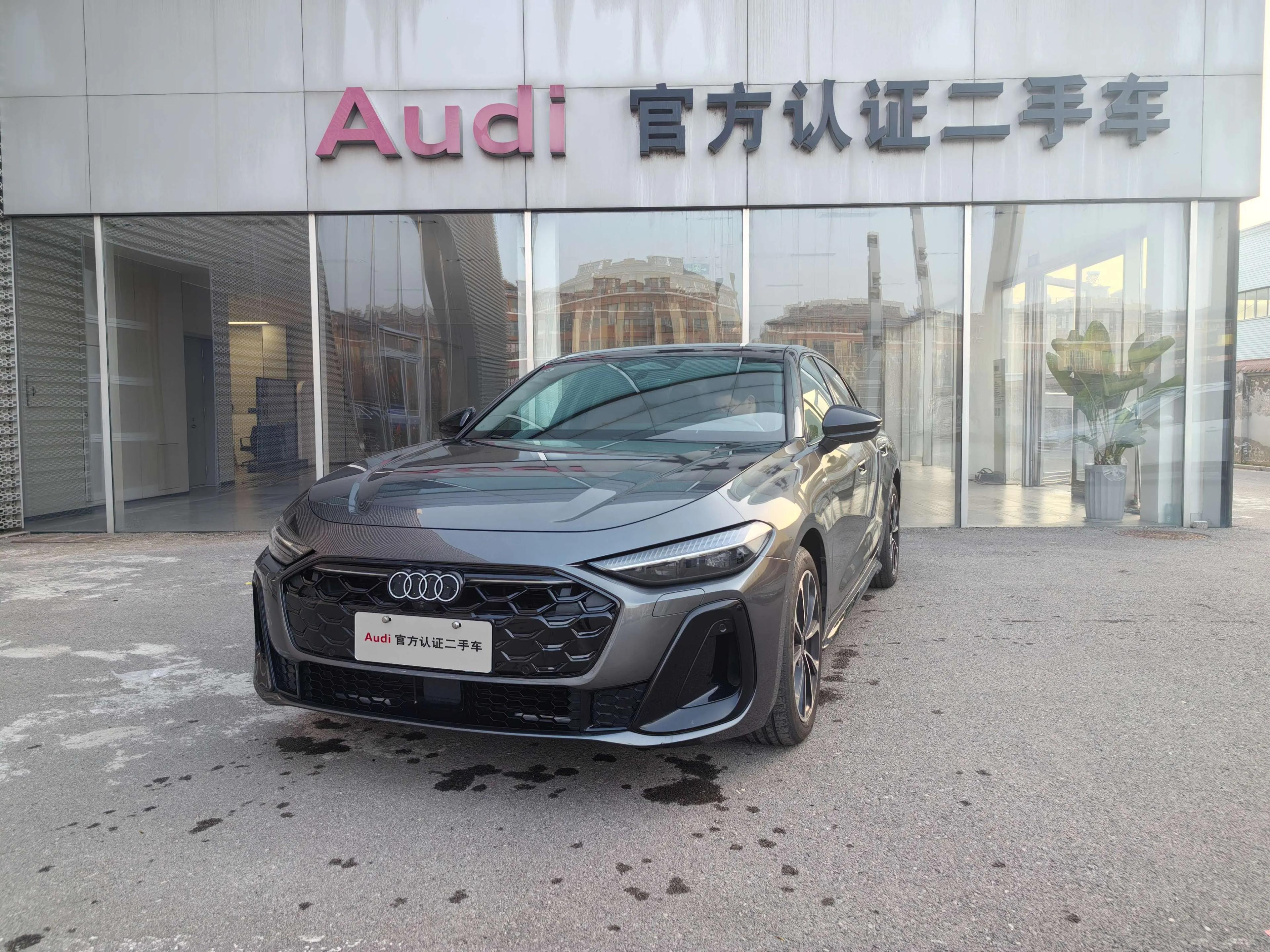 Audi A5L 2025 г. 4047 км.