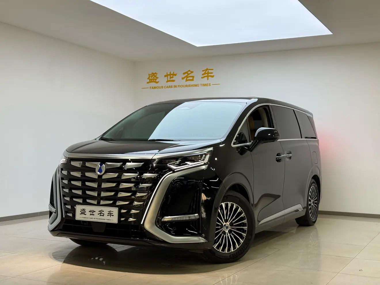 Denza D9 DM 2023 г. 109002 км.