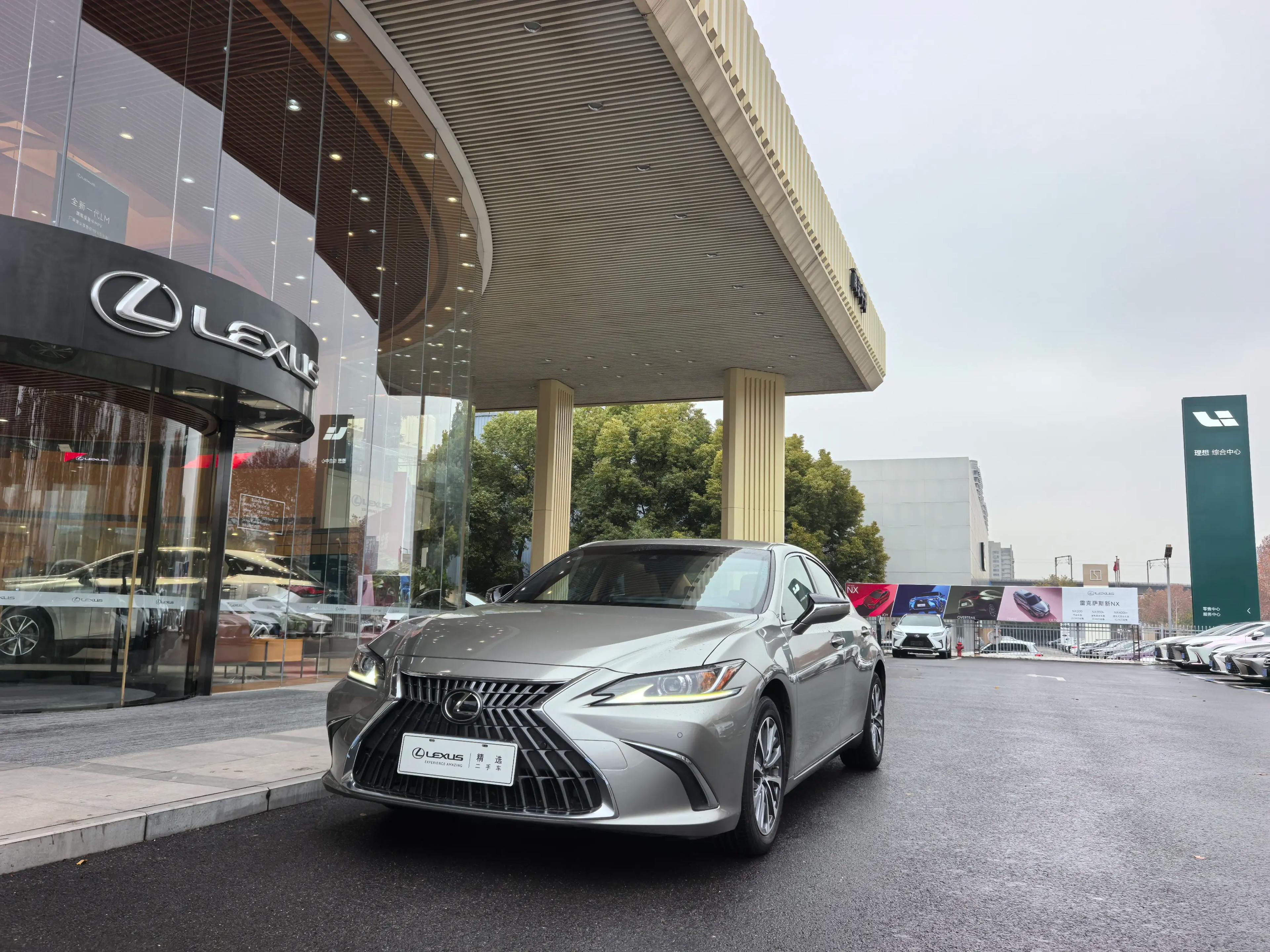 Lexus ES 2024 г. 23138 км.