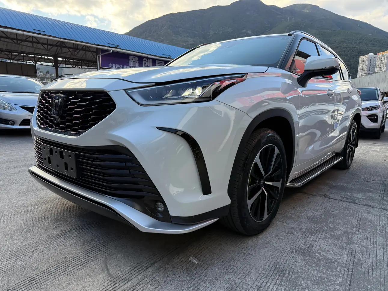 Toyota Crown Kluger 2023 г. 45006 км.