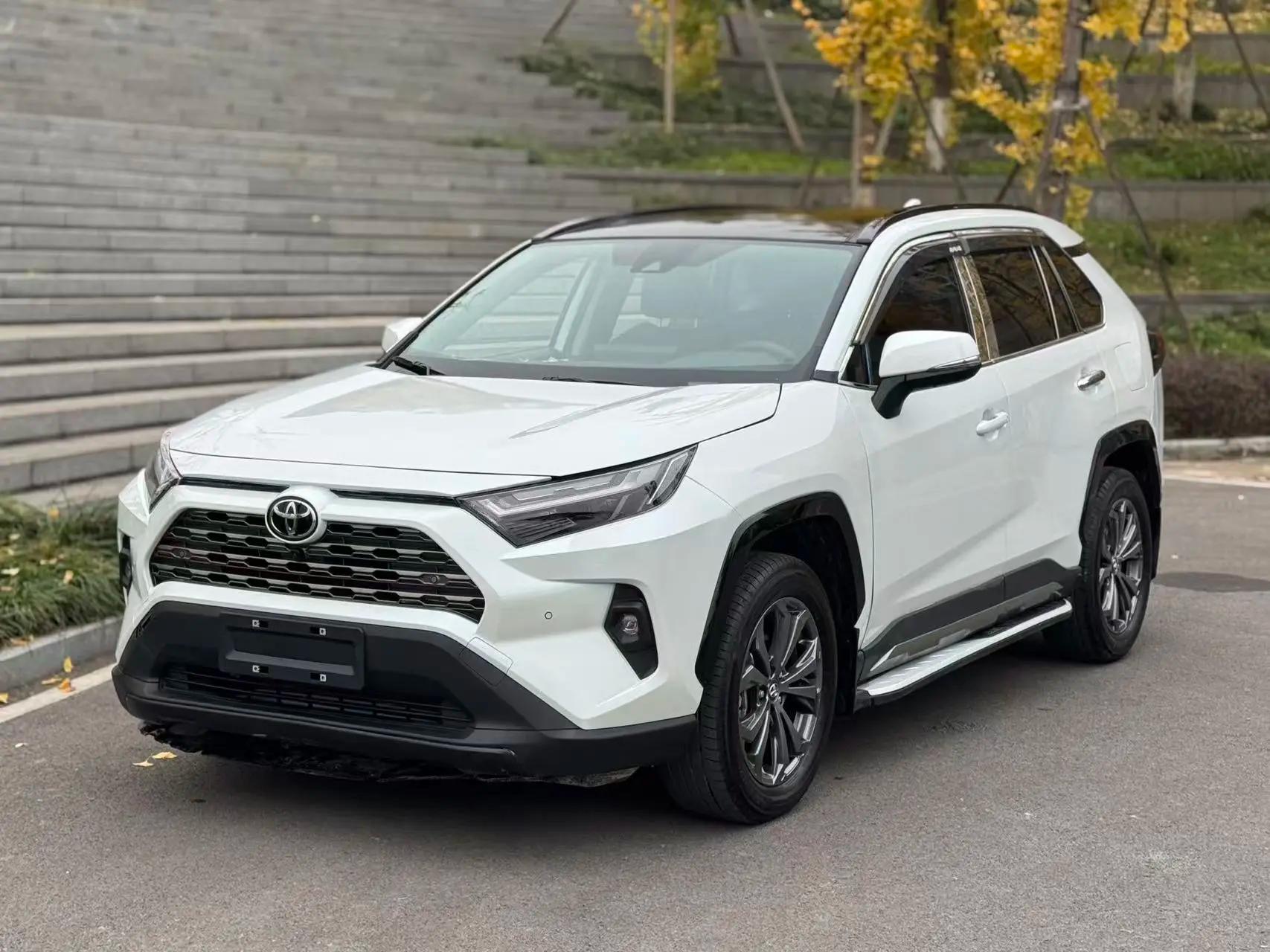 Toyota RAV4 2025 г. 4820 км.