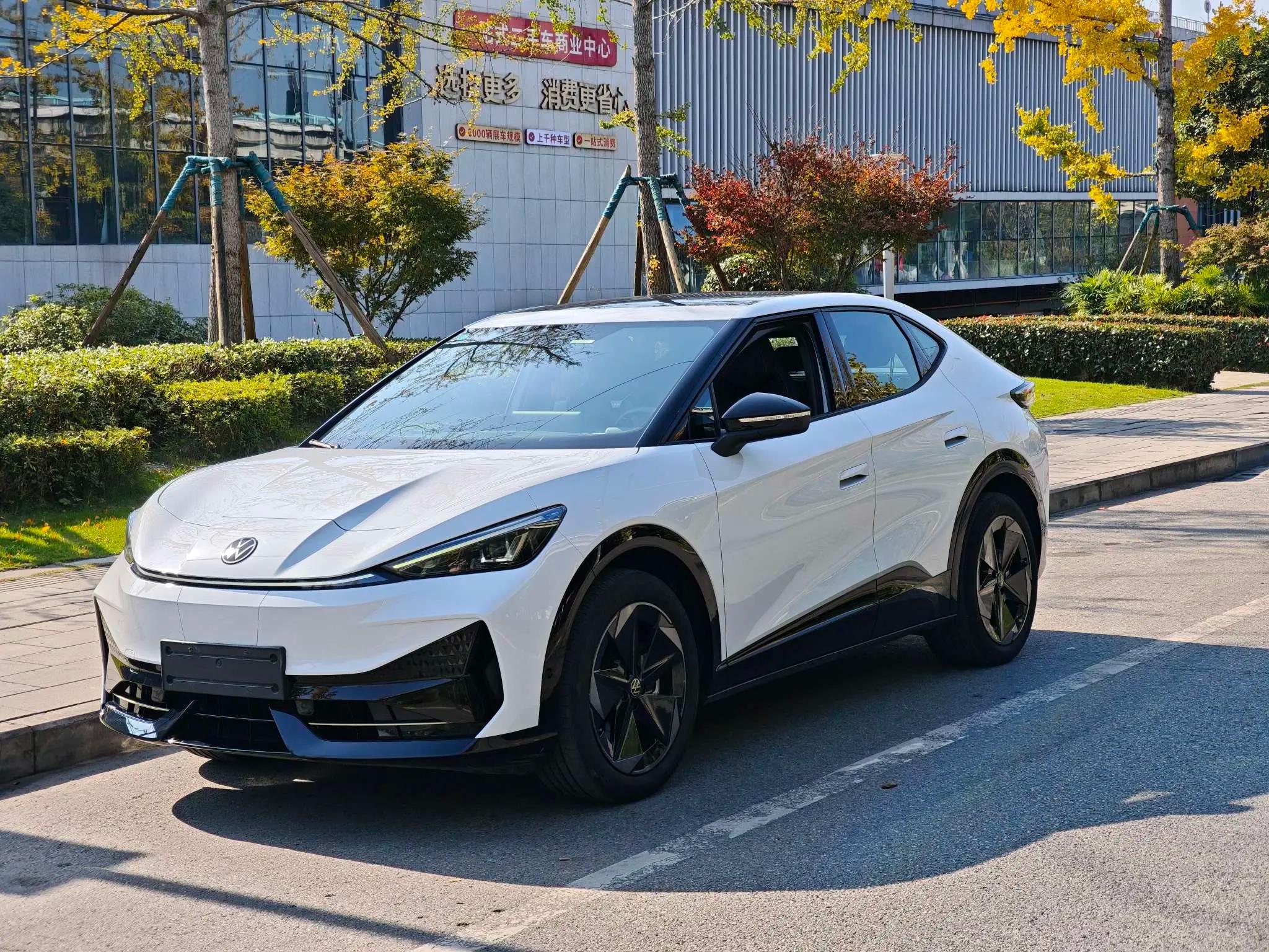 Volkswagen With the crowd06 2024 г. 30065 км.