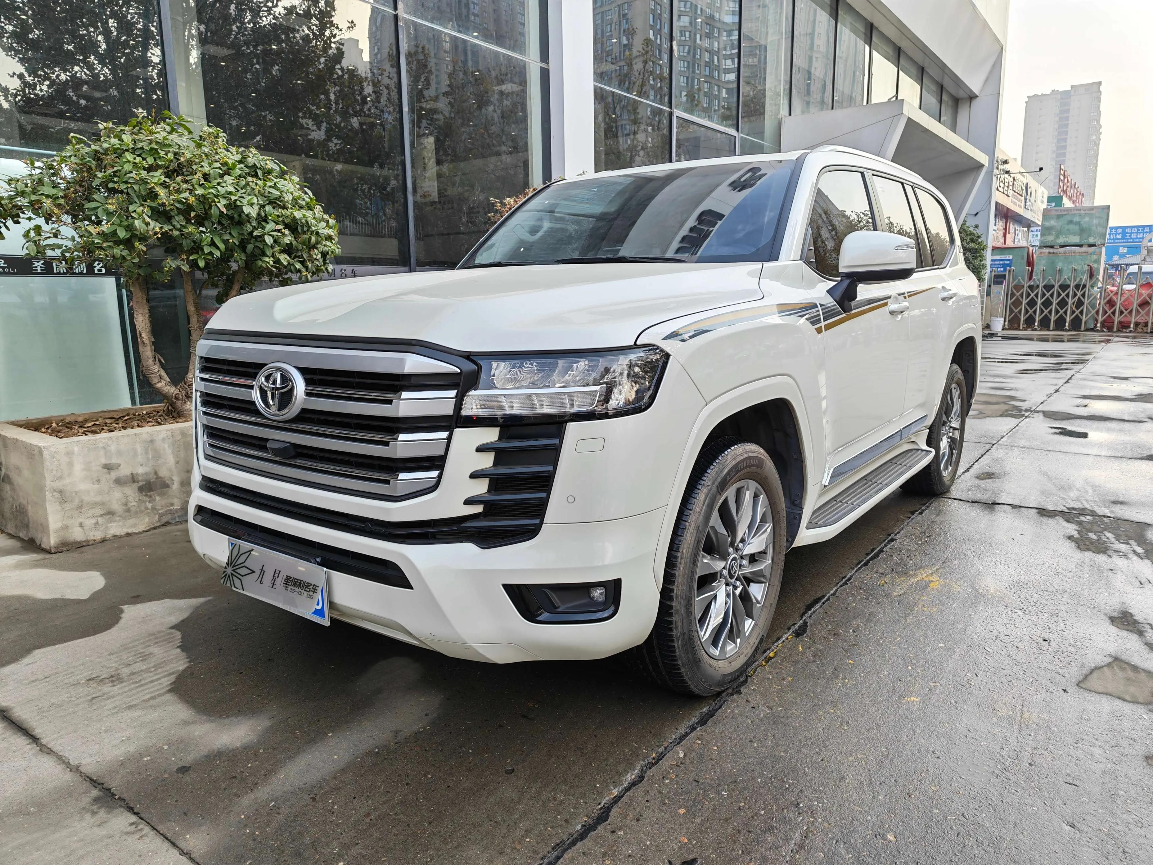 Toyota Land Cruiser 2023 г. 38997 км.