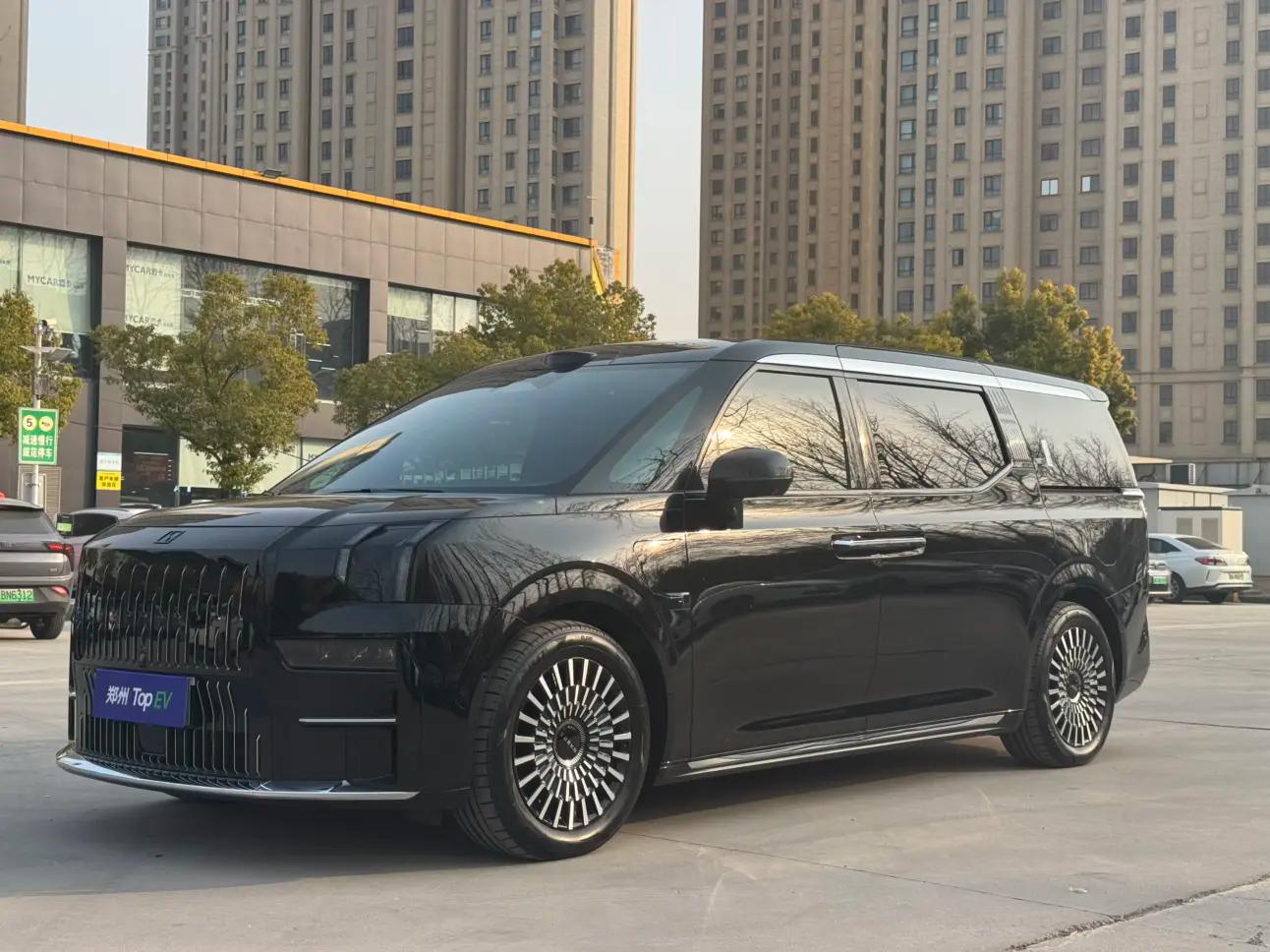 ZEEKR 009 2024 г. 14062 км.