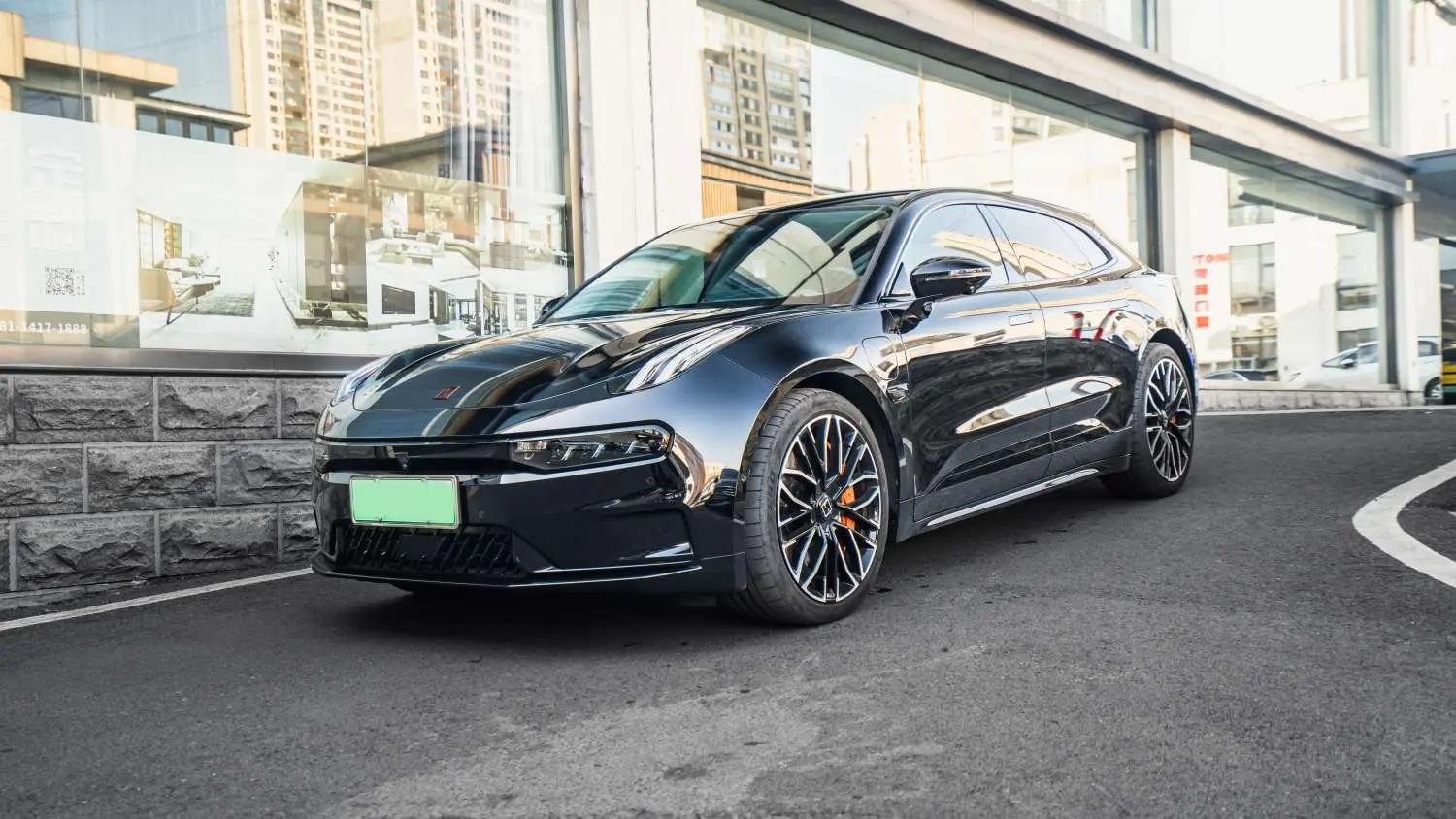 ZEEKR 001 2023 г. 18124 км.