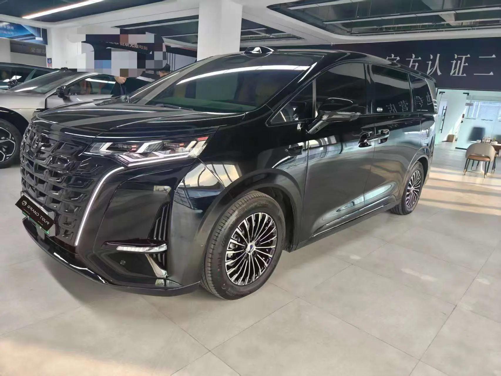 Denza D9 DM 2025 г. 11008 км.