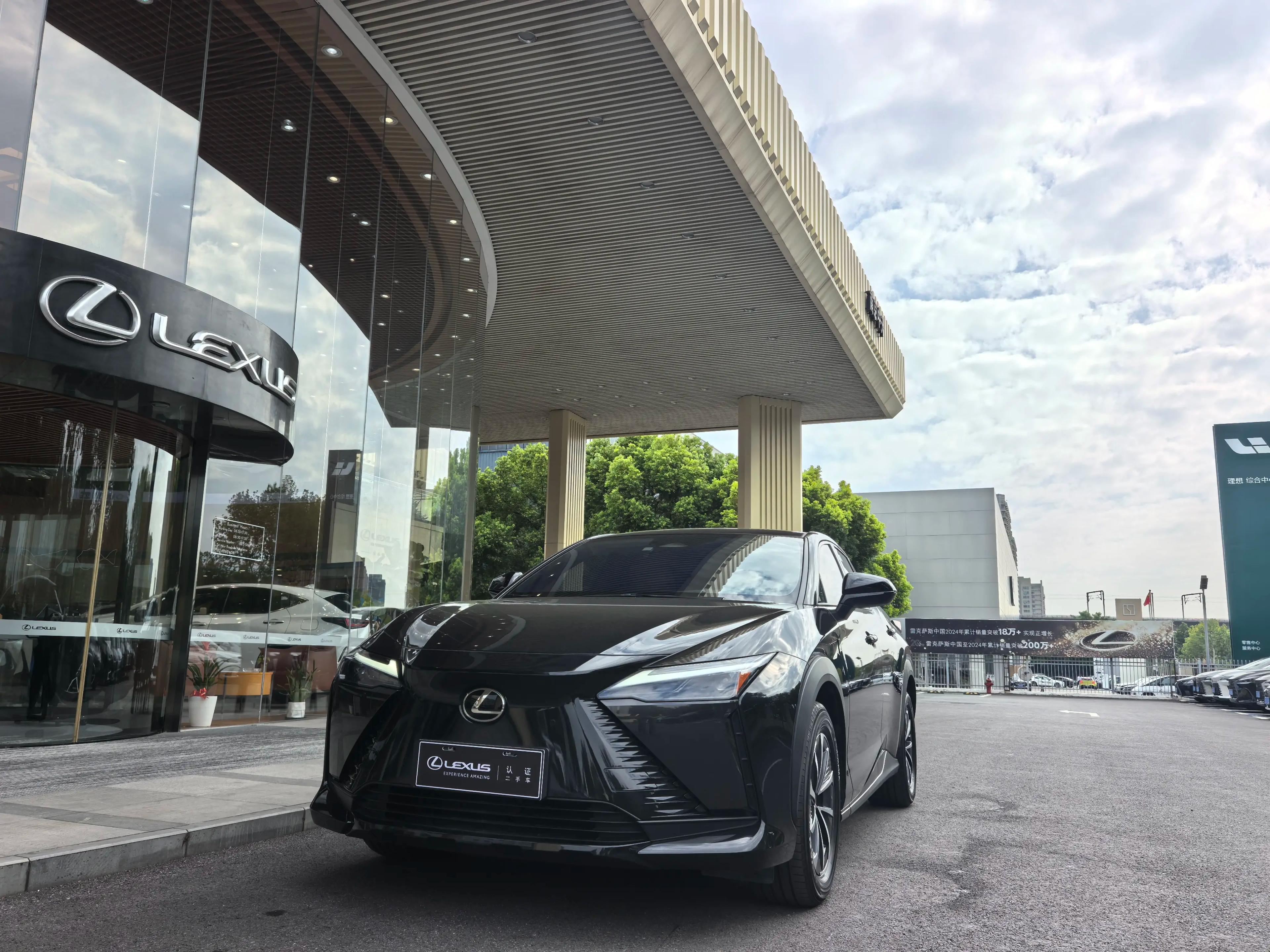 Lexus RZ 2024 г. 17105 км.