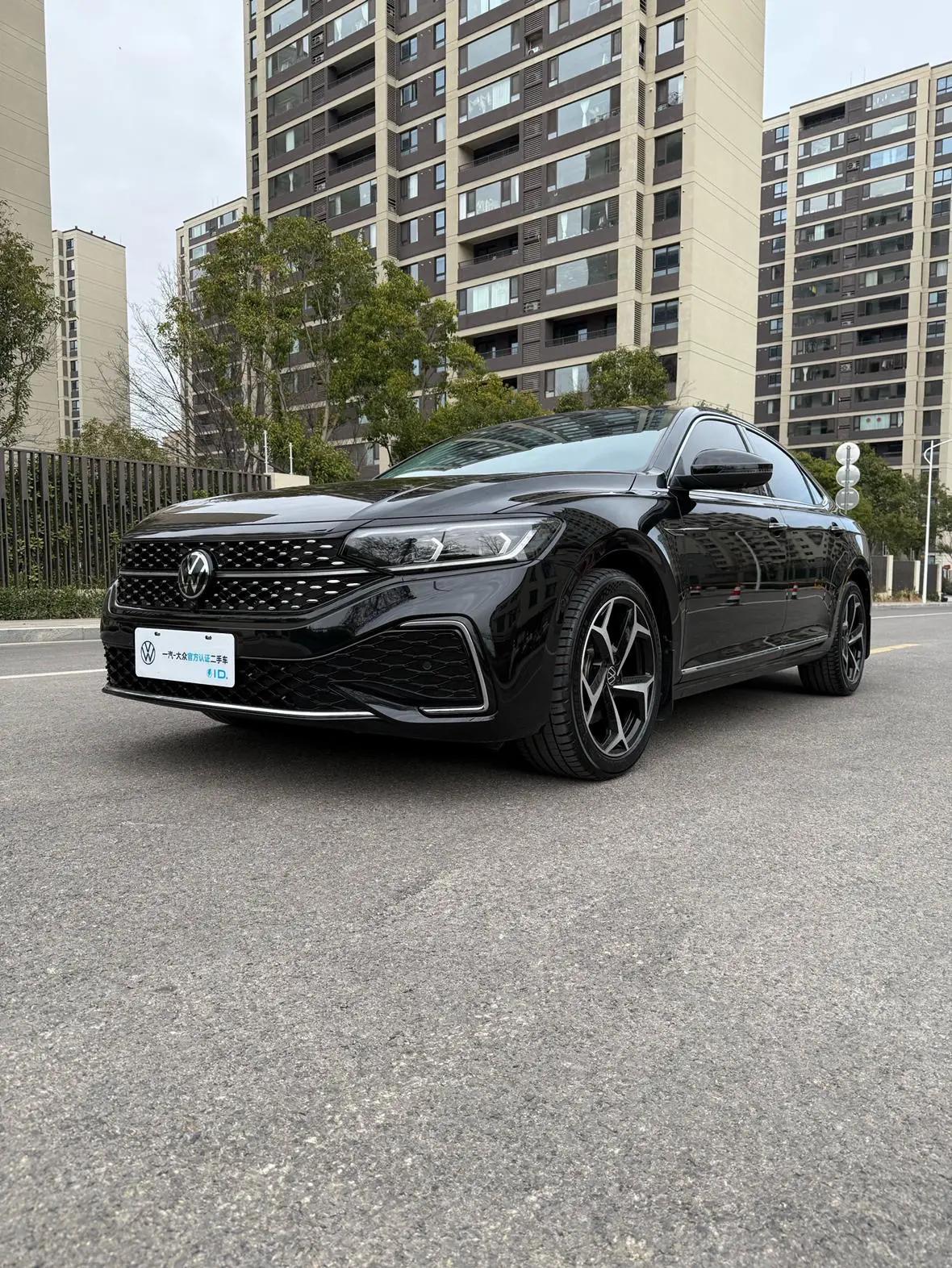 Volkswagen Passat 2023 г. 54048 км.