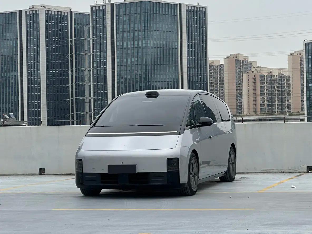 Lixiang MEGA 2024 г. 38045 км.