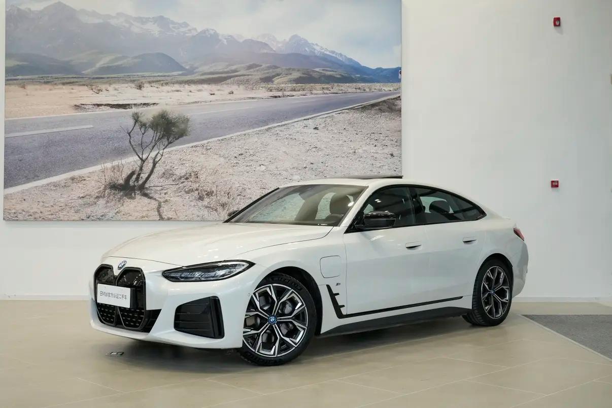 BMW i4 2023 г. 12097 км.