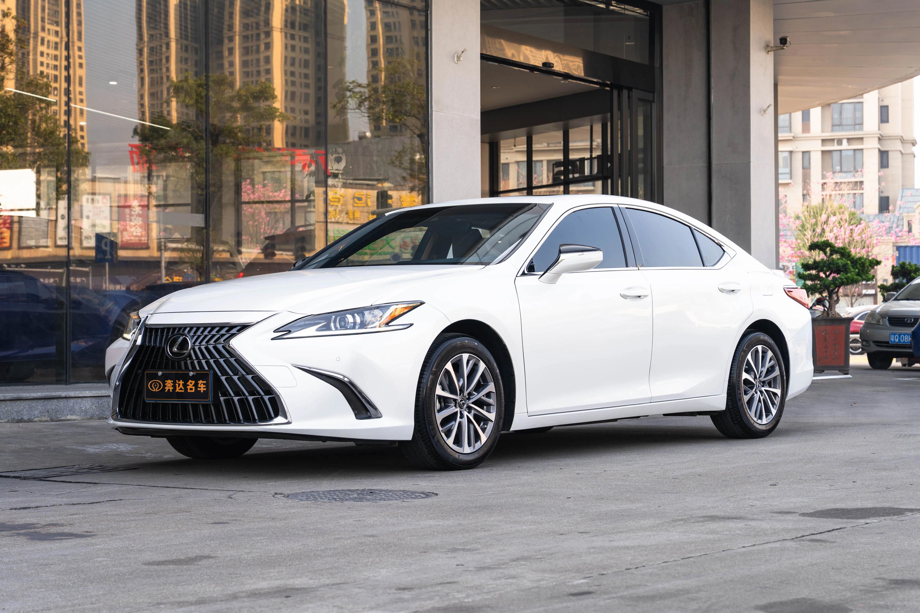 Lexus ES 2024 г. 17300 км.