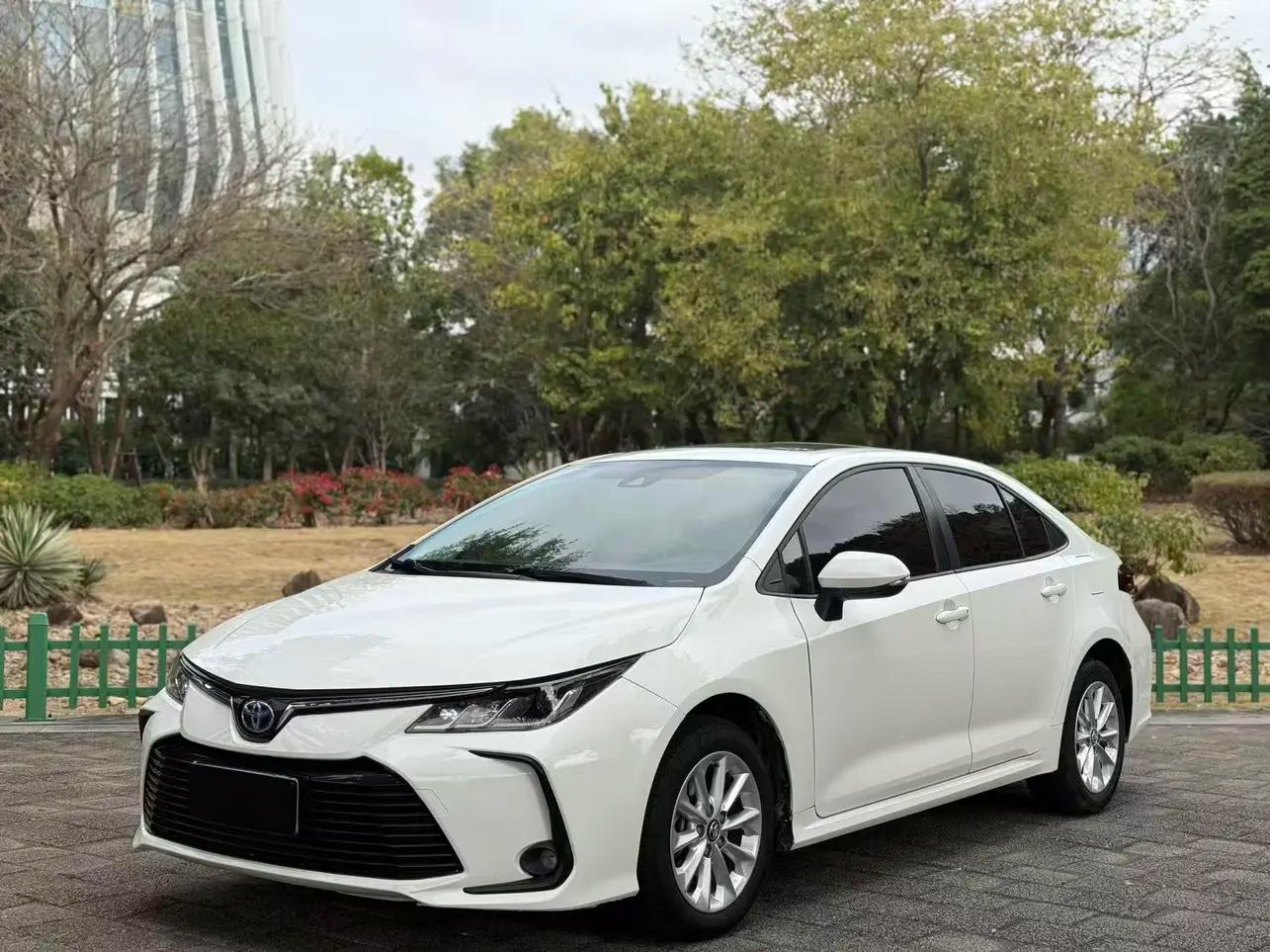 Toyota Corolla 1.8hyb CVT (98 л.с.) 2022 г. 50001 км