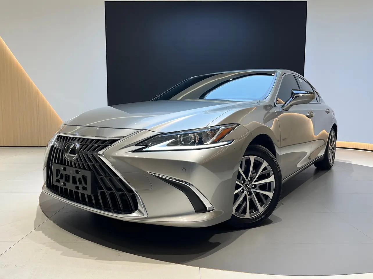Lexus ES 2024 г. 26039 км.