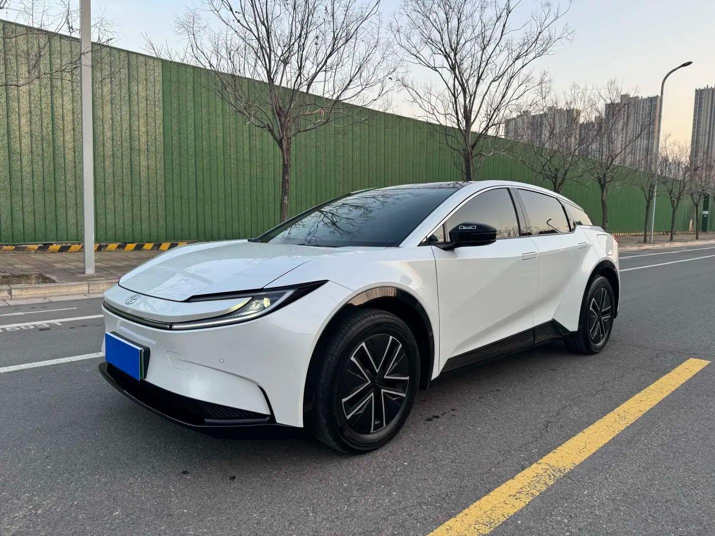 Toyota bZ5 2025 г. 1090 км.
