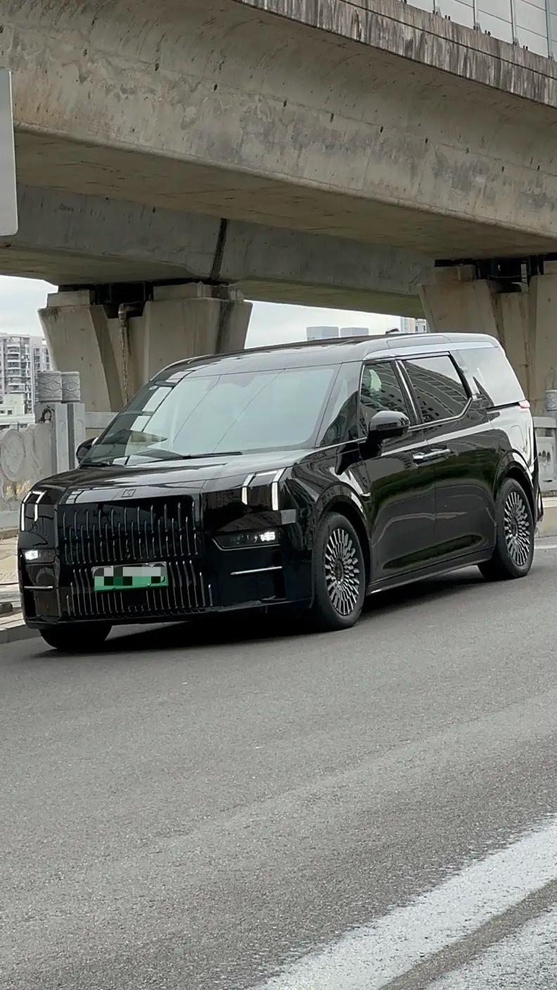 ZEEKR 009 2024 г. 30085 км.