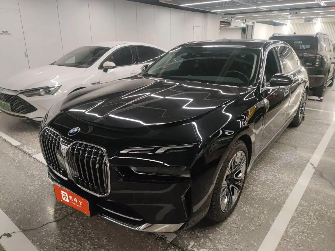 BMW i7 2024 г. 25033 км.