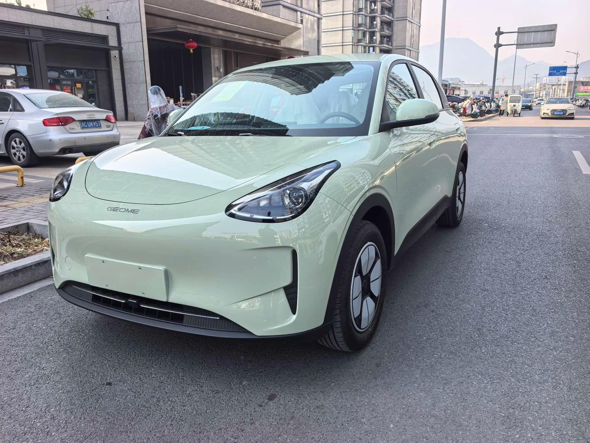 Geely Galaxy E8 AT (272 л.с.) 2025 г. 103 км