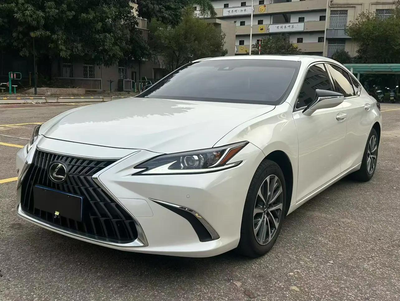 Lexus ES 2024 г. 15124 км.