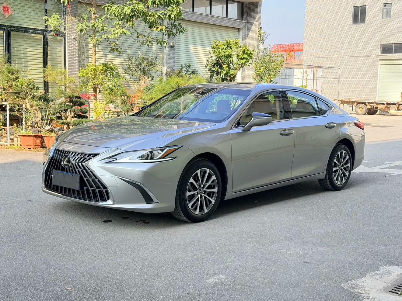 Lexus ES 2024 г. 24125 км.