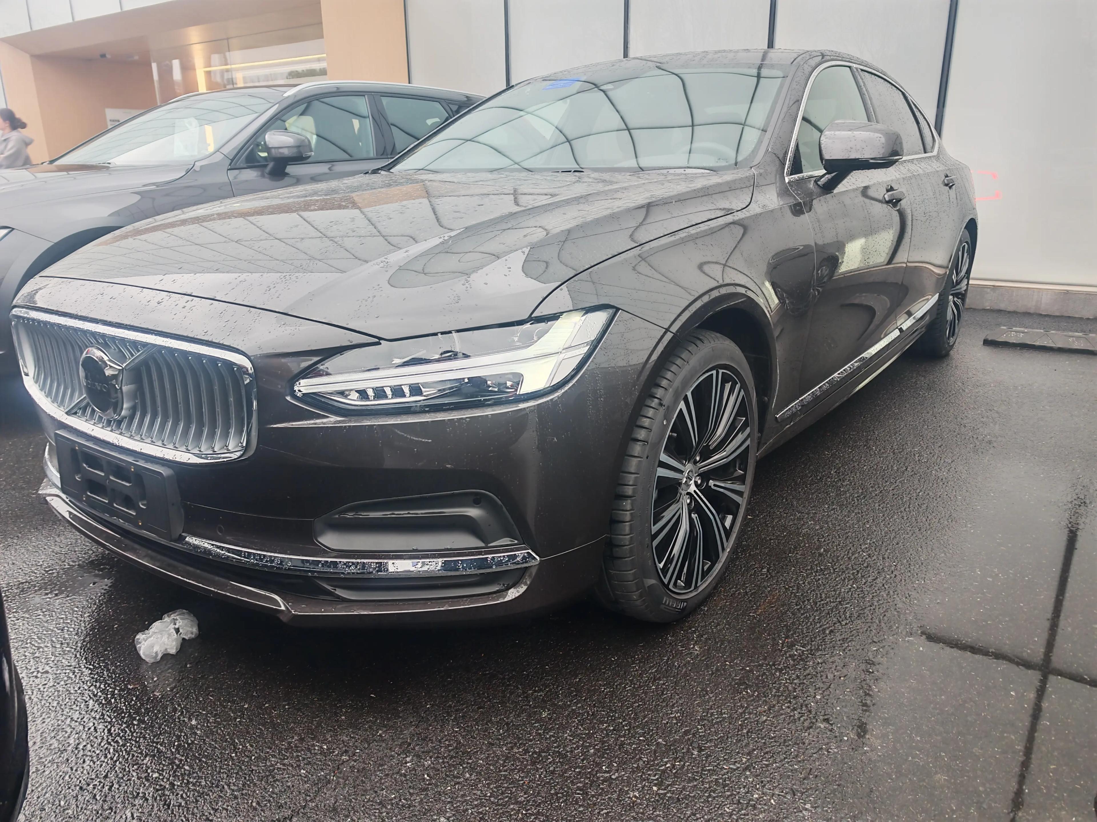Volvo S90 2025 г. 7021 км.