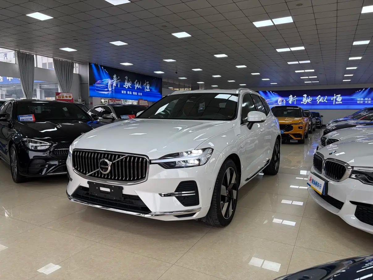 Volvo XC60 PHEV 2024 г. 12149 км.