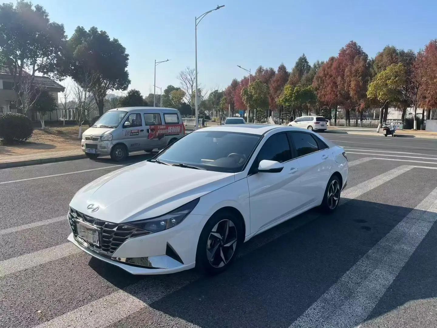 Hyundai Elantra 2021 г. 43037 км.