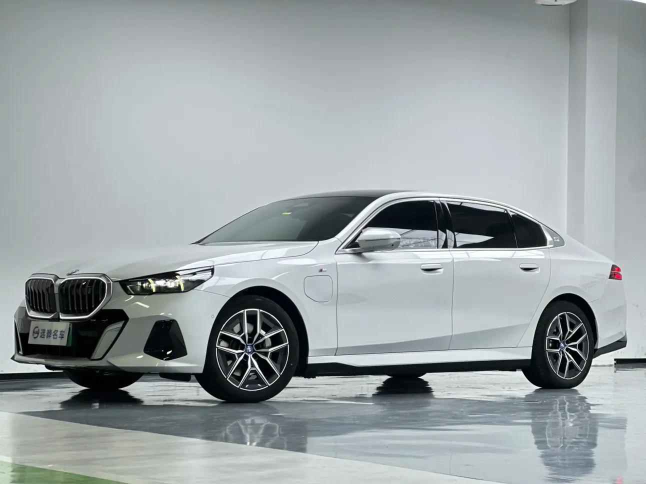 BMW i5 2025 г. 15069 км.