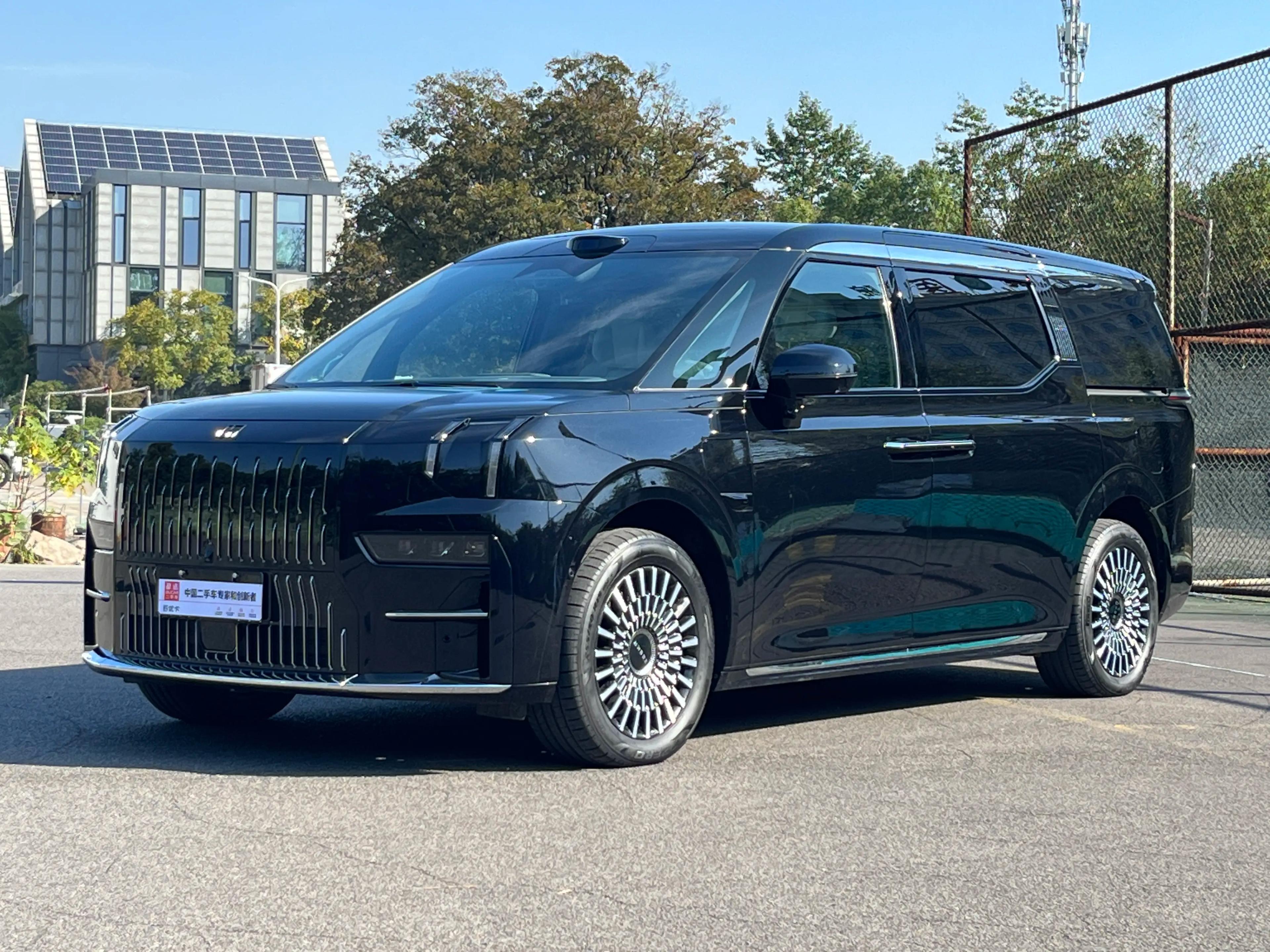 ZEEKR 009 2025 г. 7869 км.