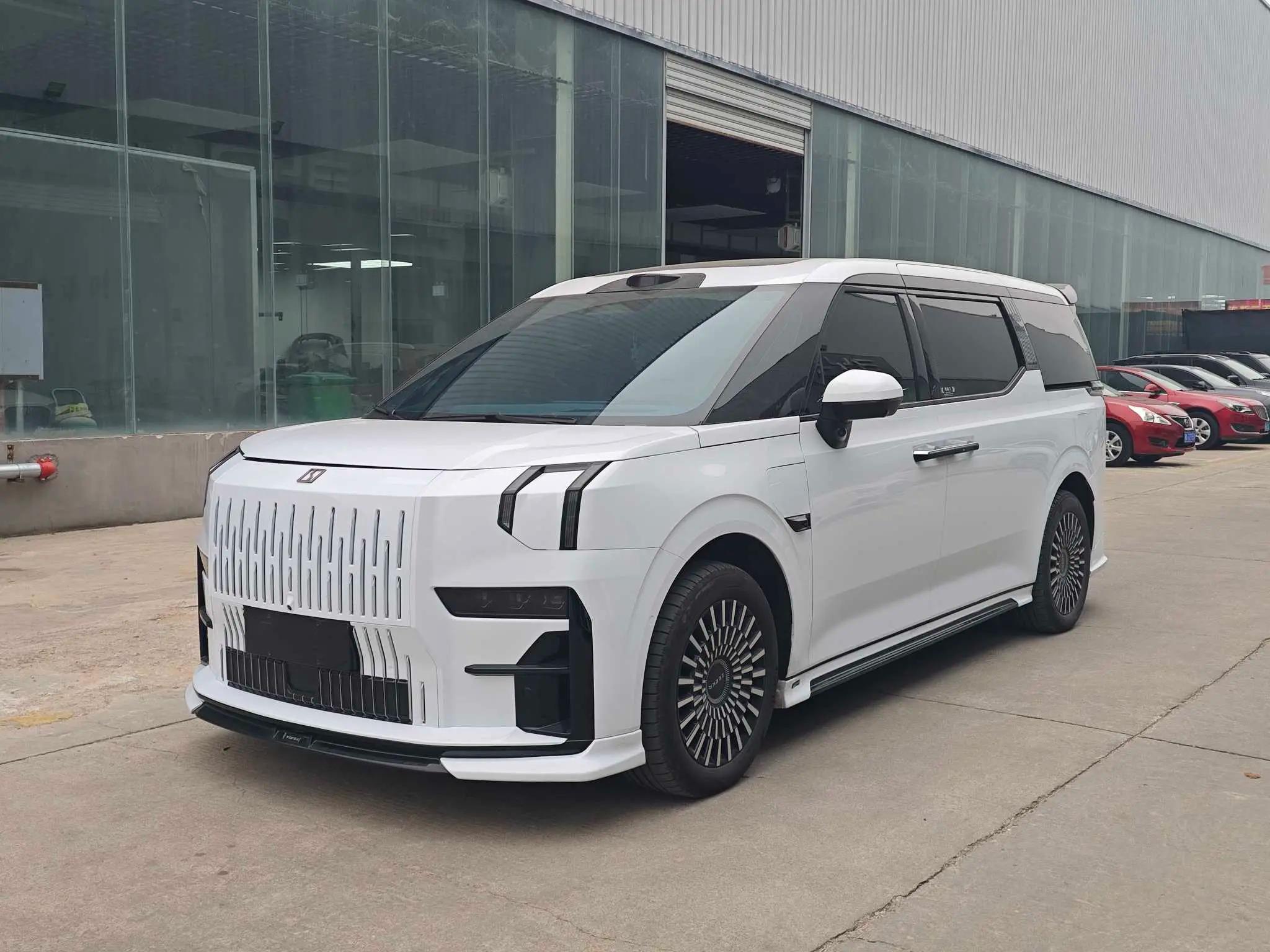 ZEEKR 009 2024 г. 40074 км.