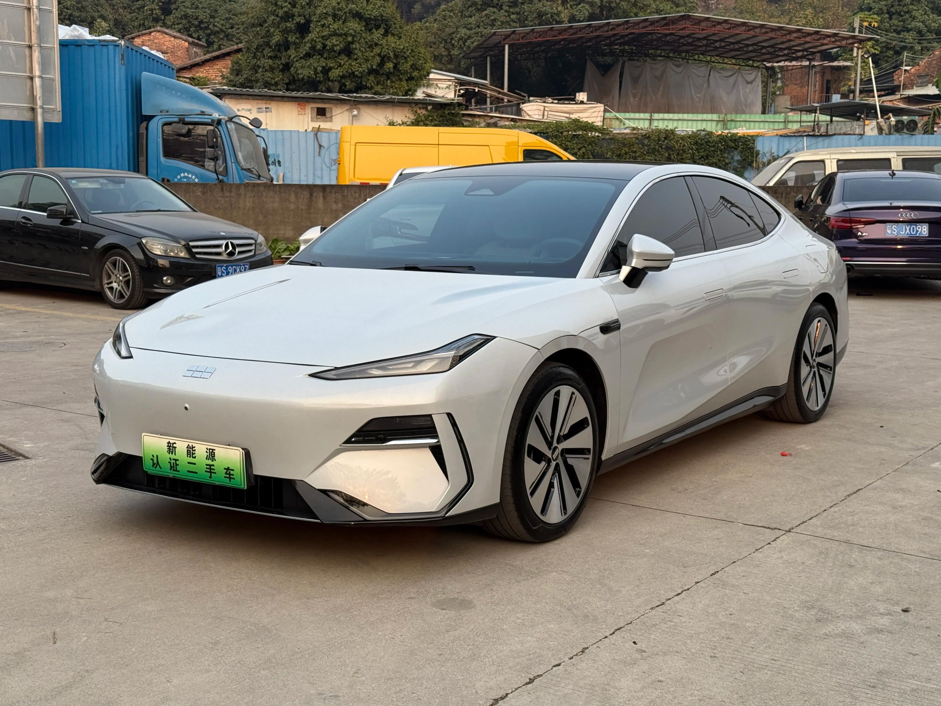 Geely Galaxy E8 2024 г. 19069 км.
