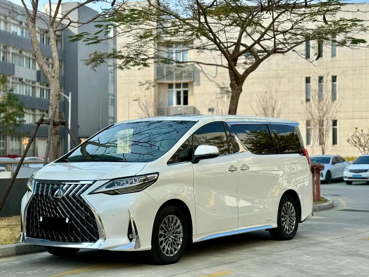 Lexus LM 2021 г. 153084 км.