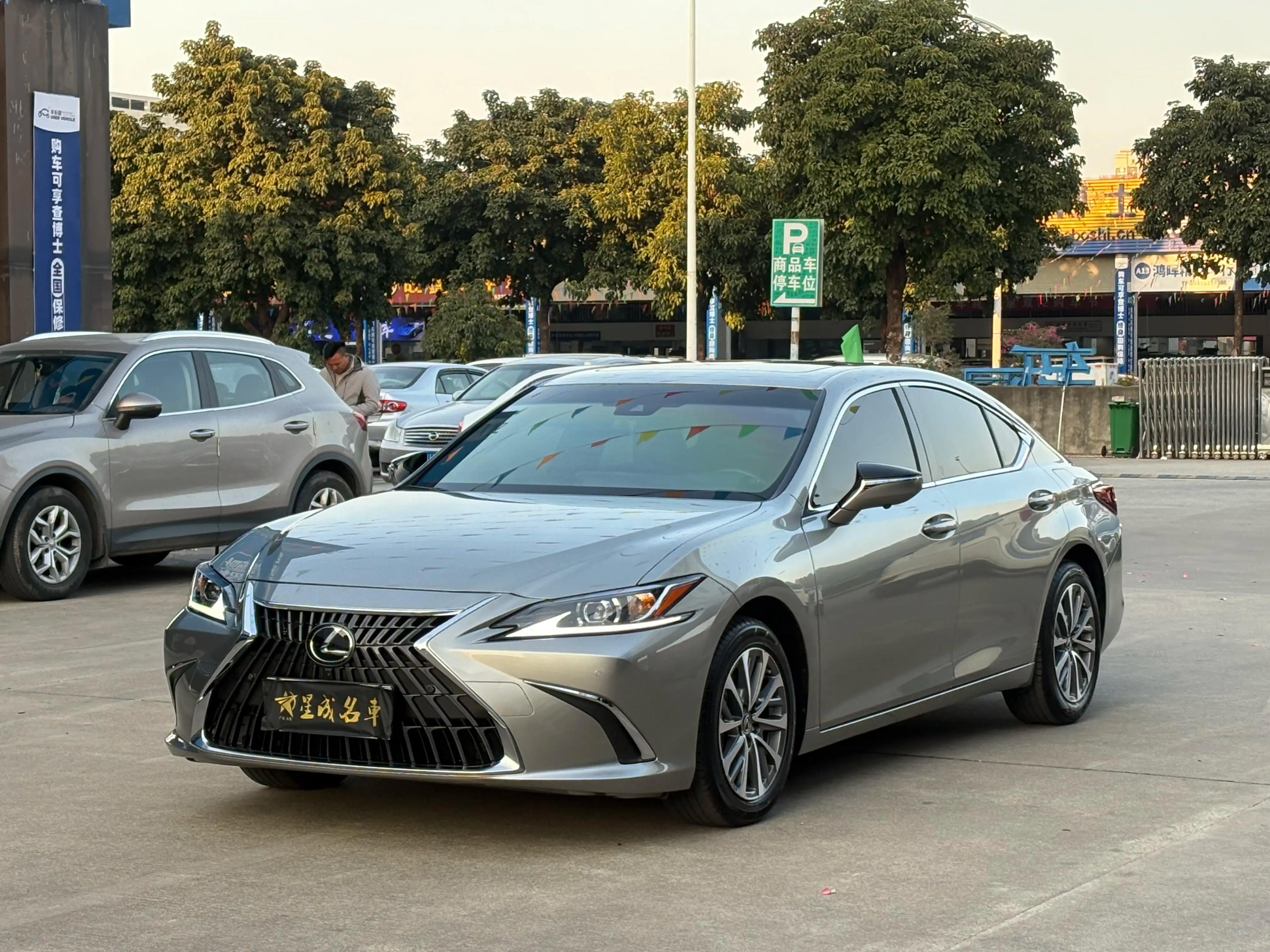 Lexus ES 2024 г. 12024 км.