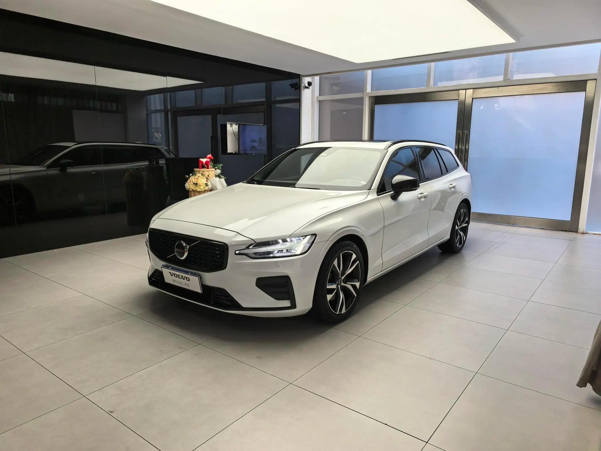 Volvo V60 2022 г. 48087 км.