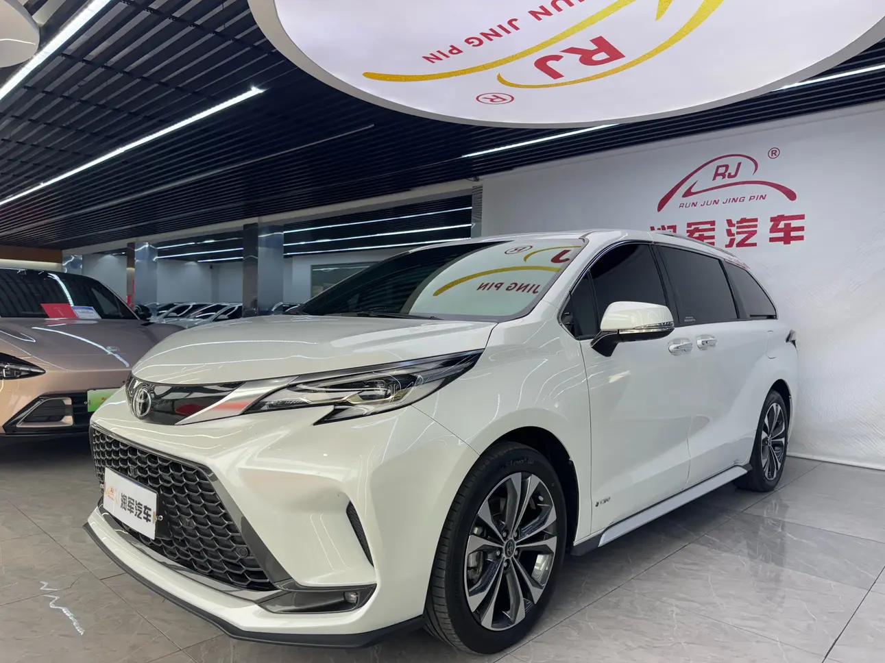 Toyota Granvia 2024 г. 25590 км.