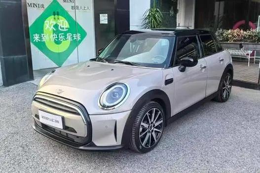 MINI  2023 г. 9121 км.