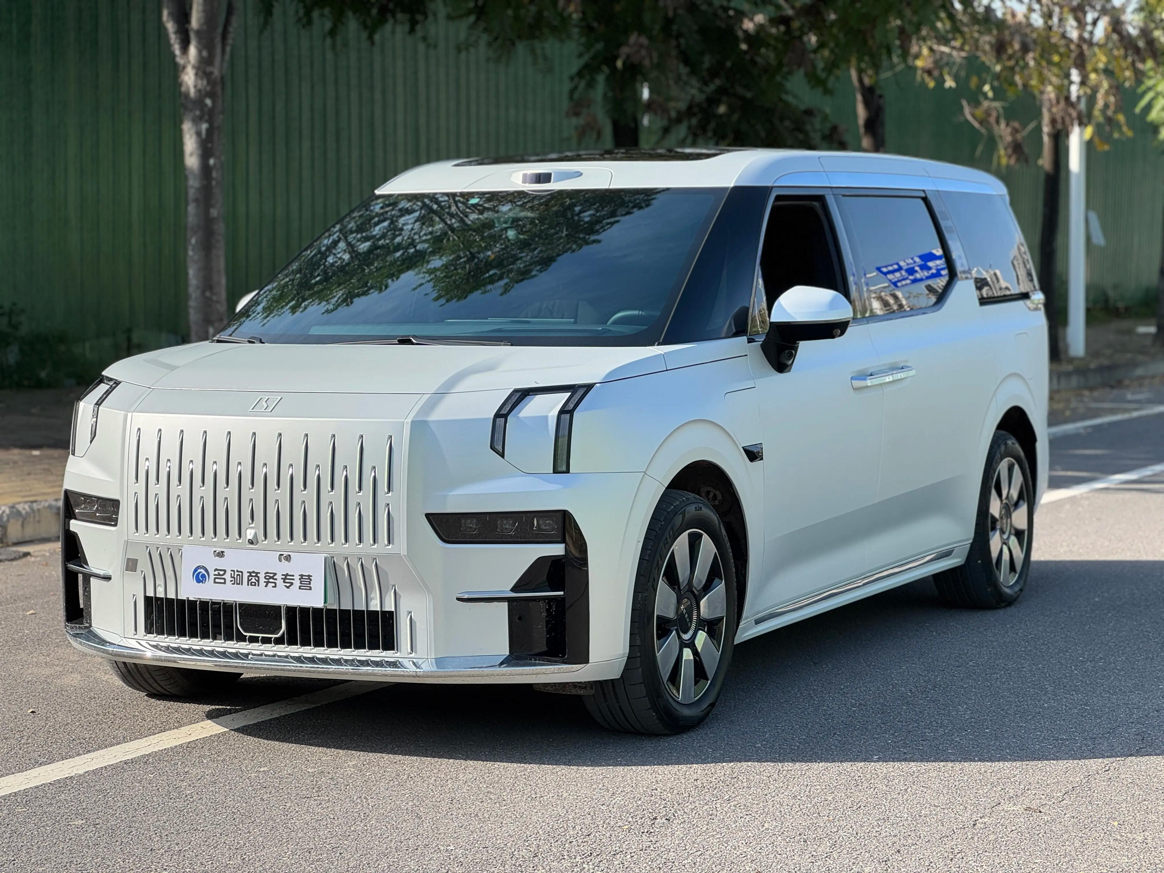 ZEEKR 009 2025 г. 5583 км.