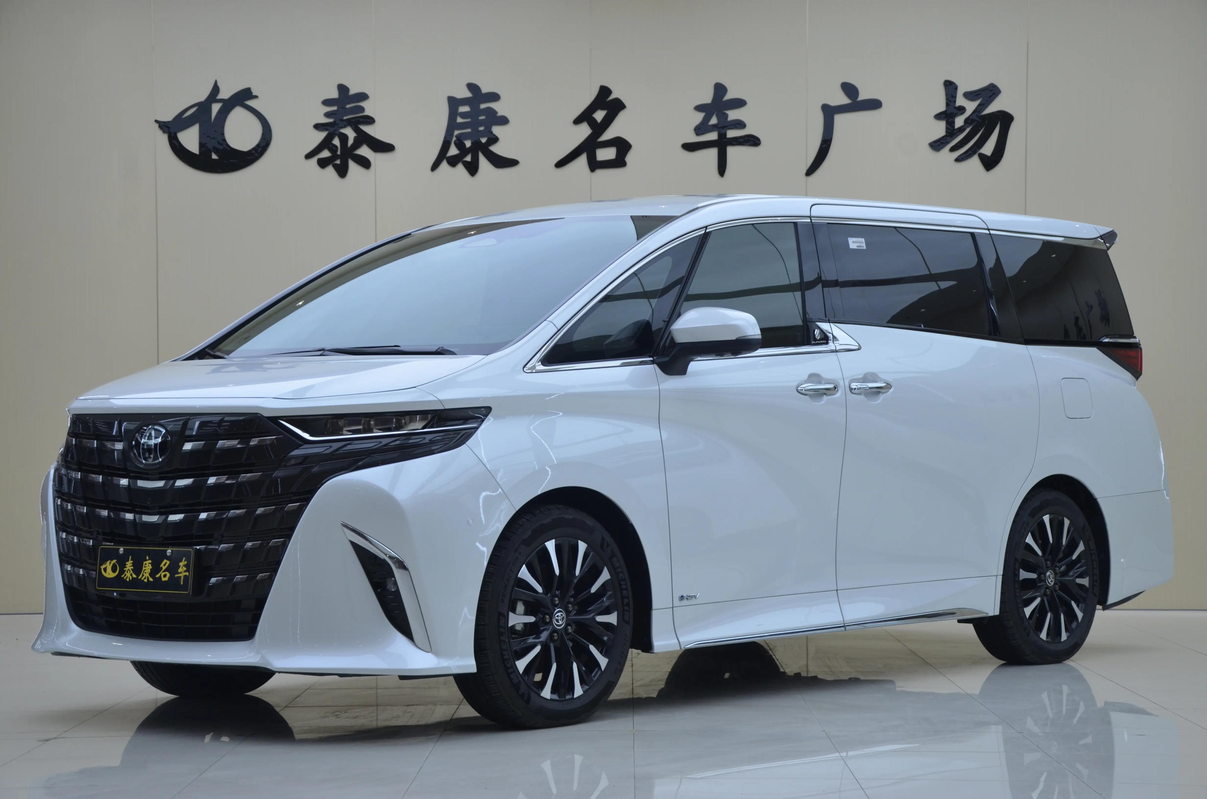 Toyota Alphard 2025 г. 3930 км.