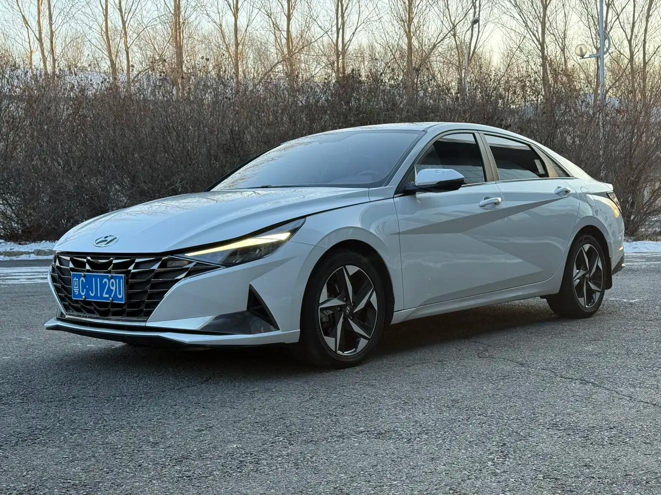 Hyundai Elantra 2022 г. 42024 км.