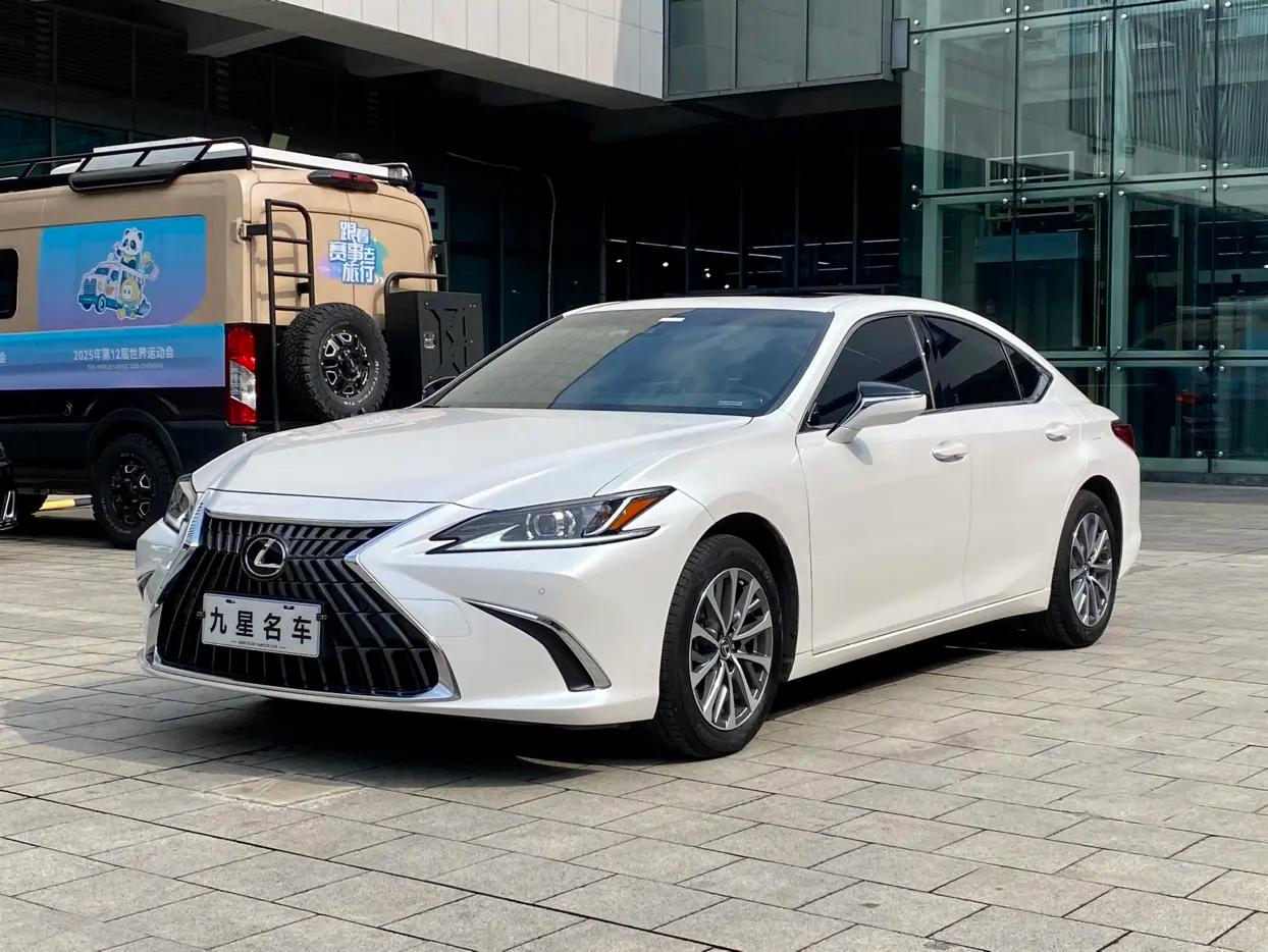 Lexus ES 2024 г. 21020 км.