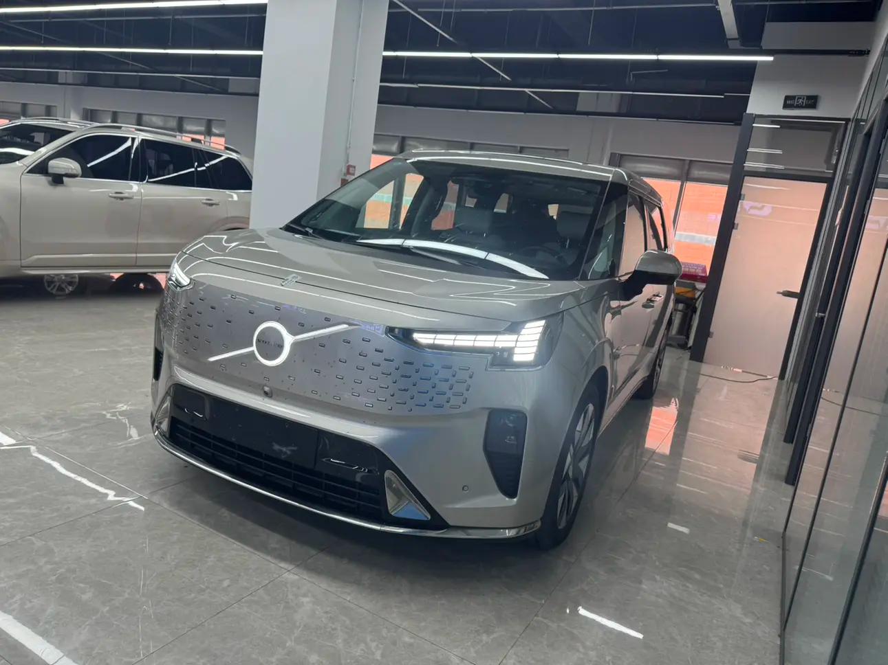 Volvo EM90 2024 г. 24063 км.