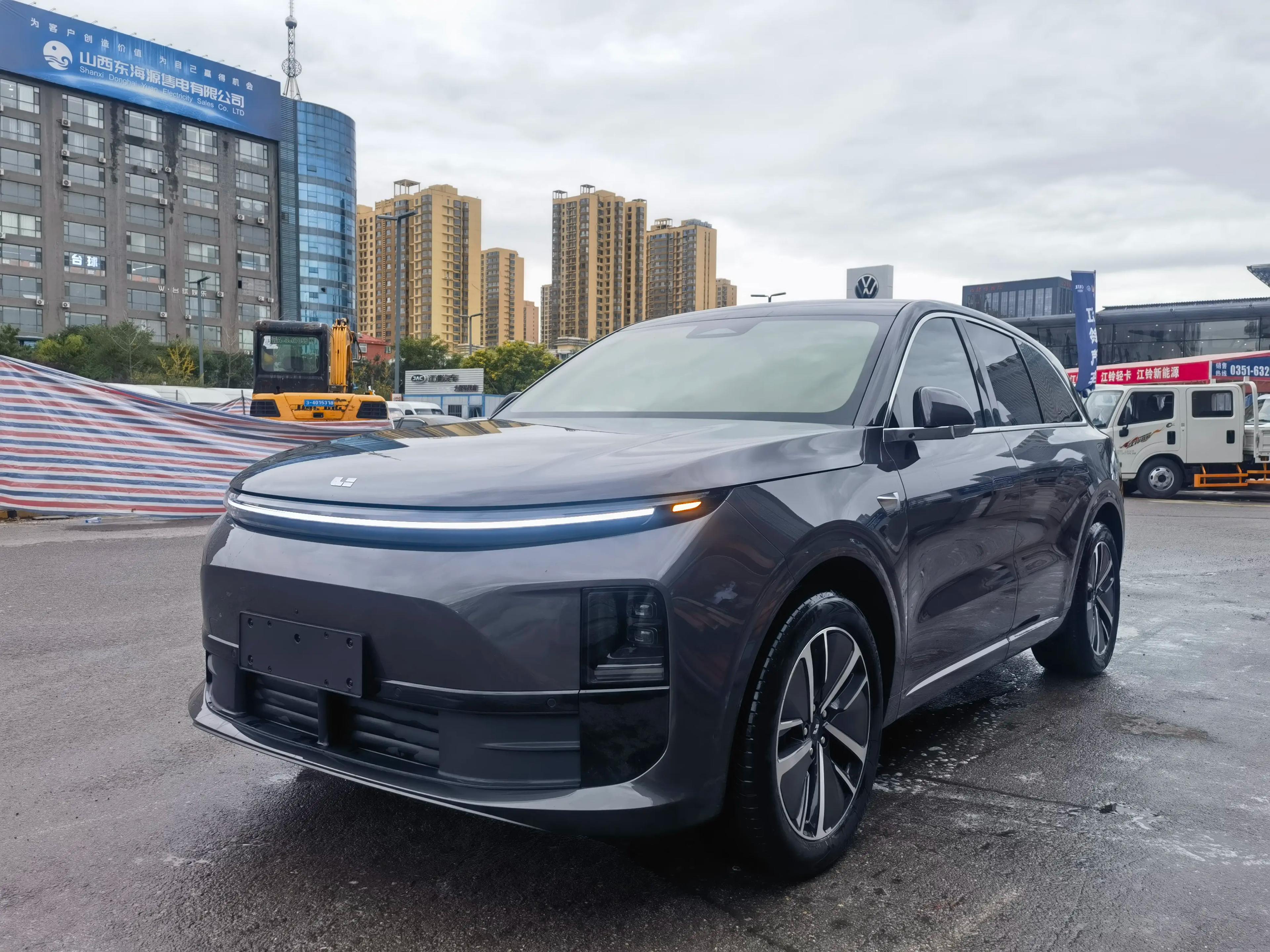 Lixiang L6 2025 г. 10060 км.