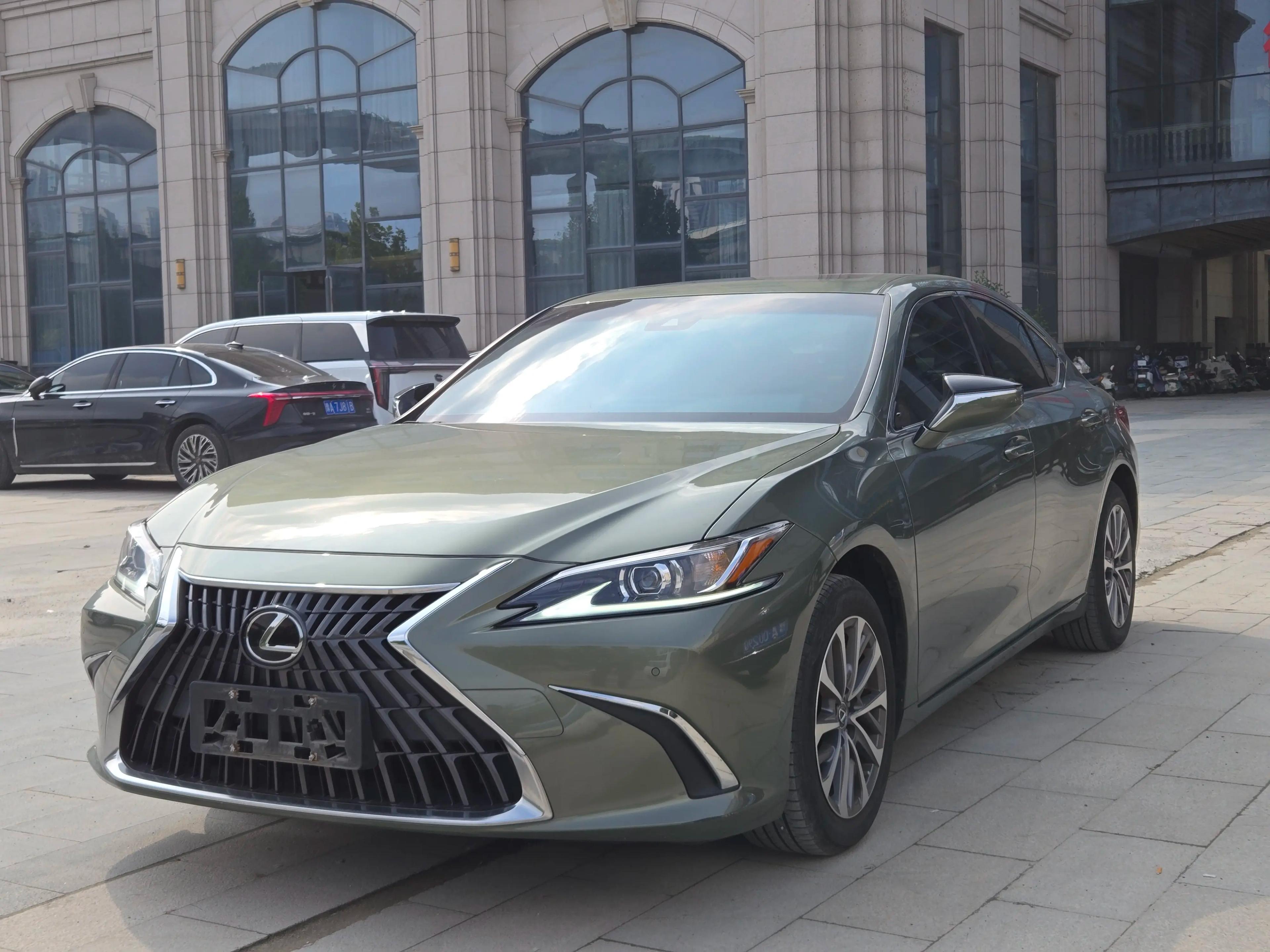 Lexus ES 2023 г. 12543 км.