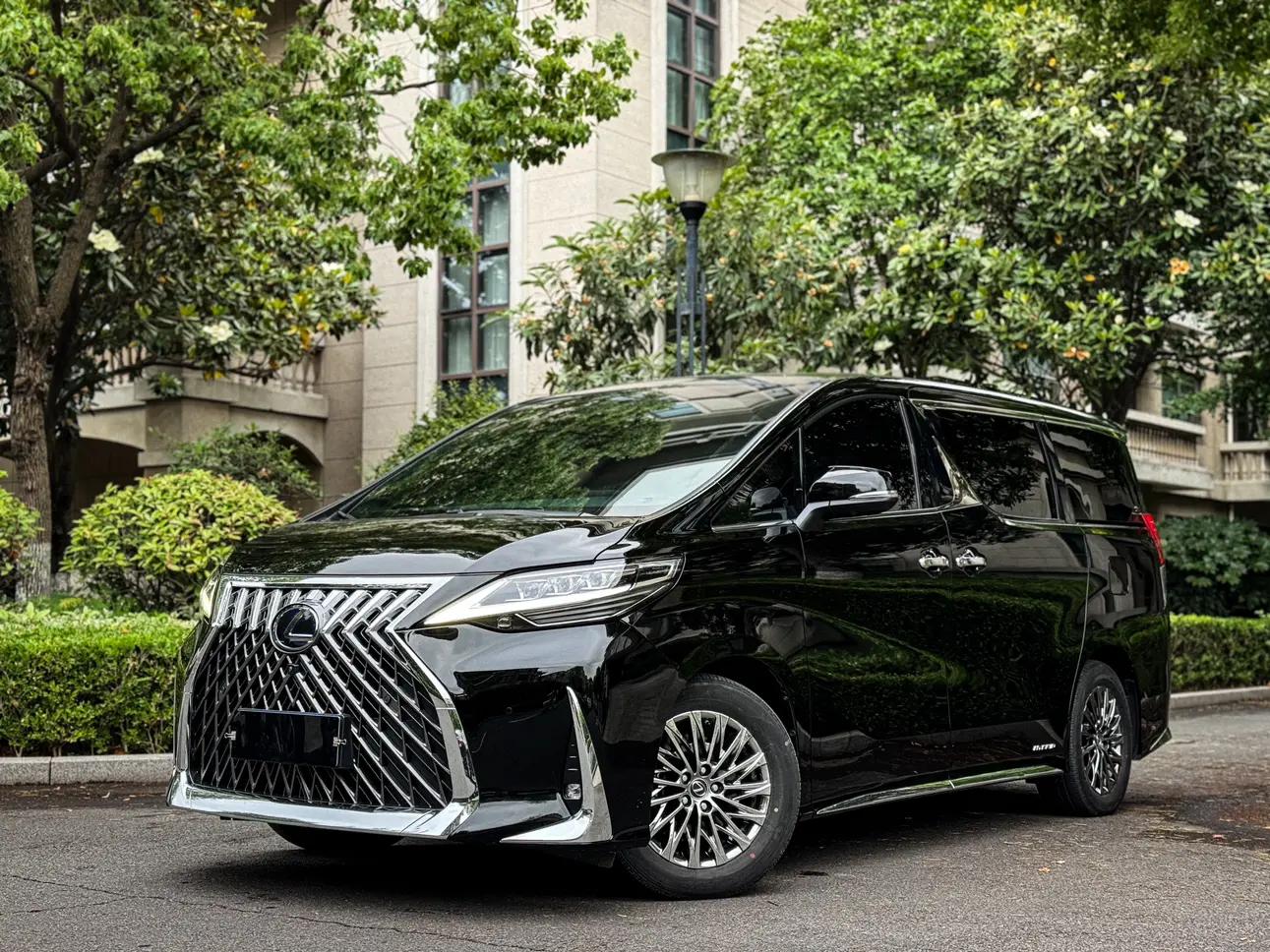 Lexus LM 2021 г. 26070 км.