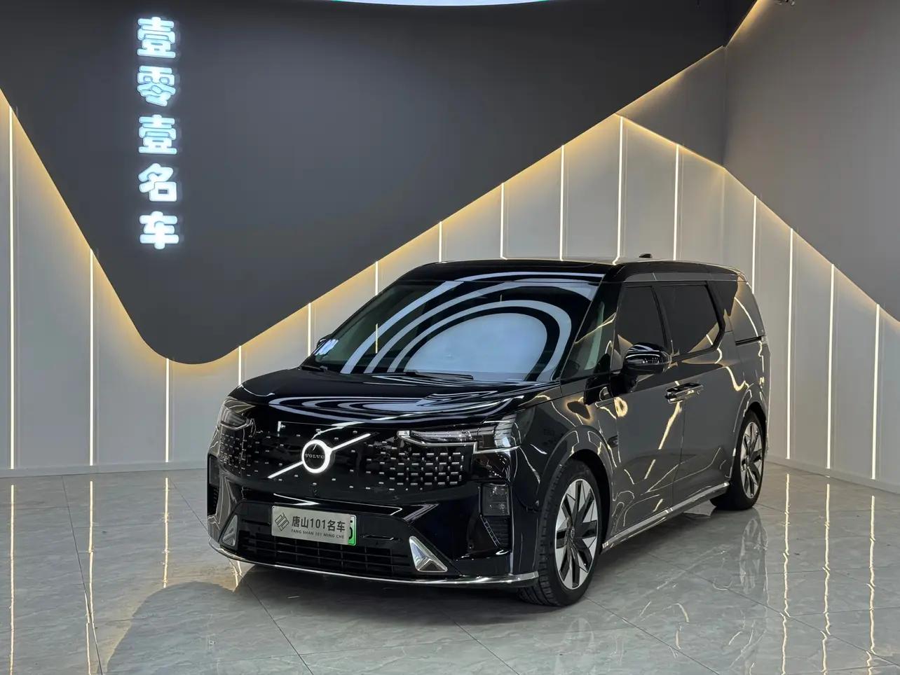 Volvo EM90 2024 г. 15061 км.