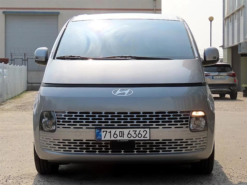 Hyundai Staria L3.5 Tourer 11-Seater Modern, 2025 г. 1991 км.