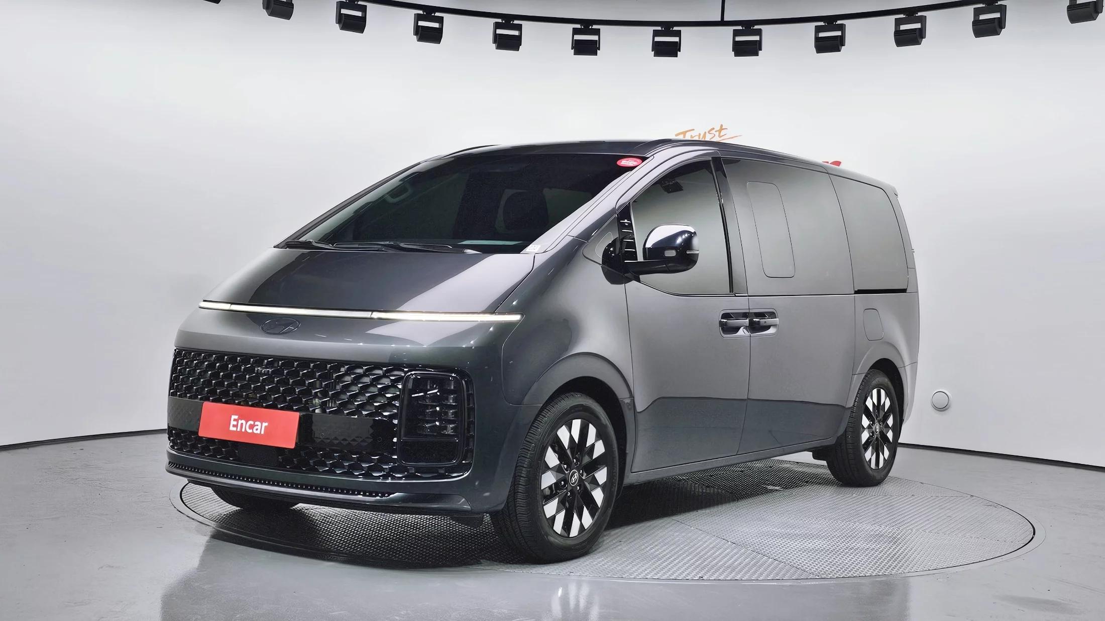 Hyundai Staria HEV 1.6 Lounge 9-Seater Inspiration, гибрид, 2024 г. 77343 км.