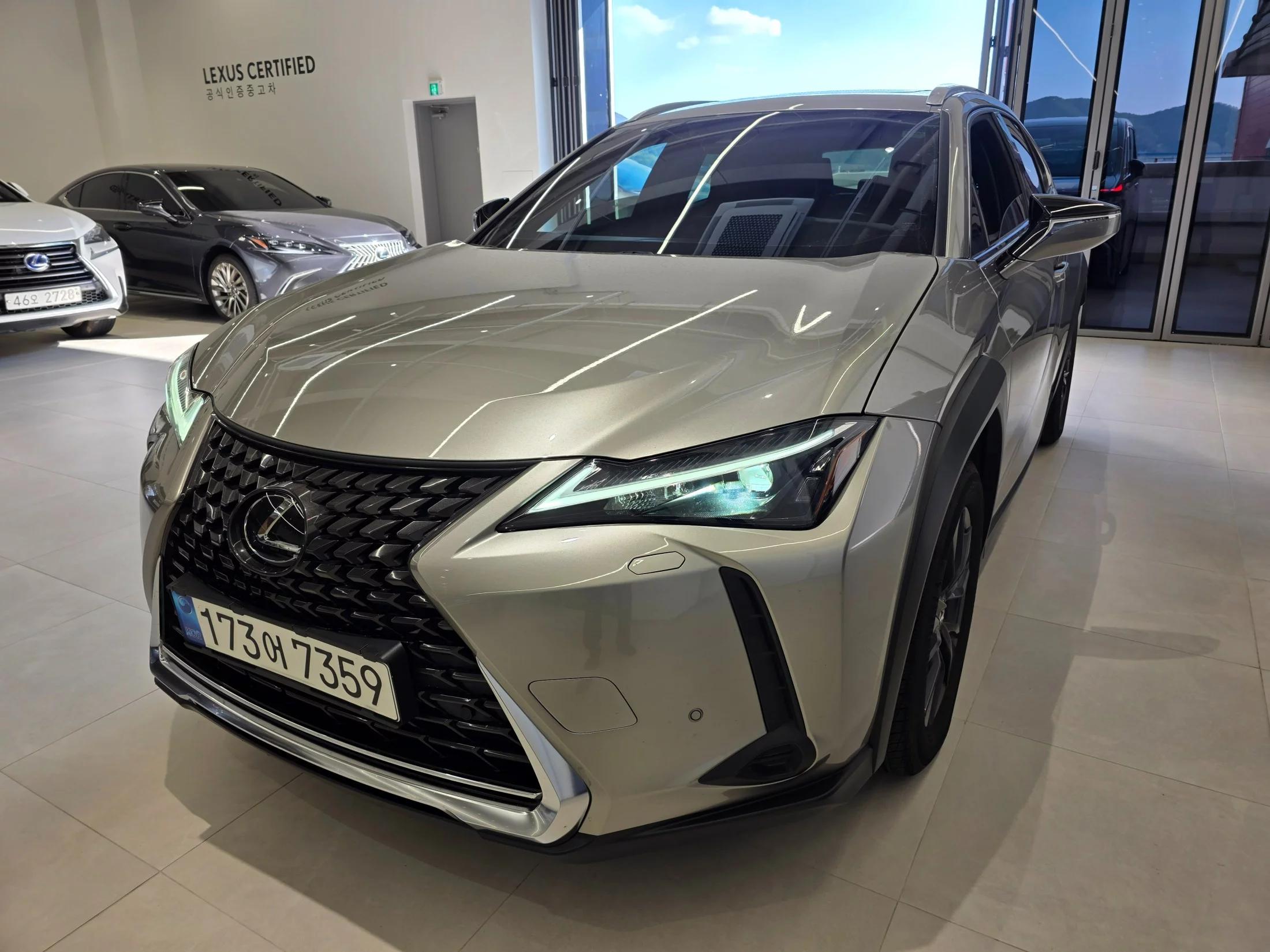Lexus UX 2.0 2WD, гибрид, 2023 г. 72426 км.
